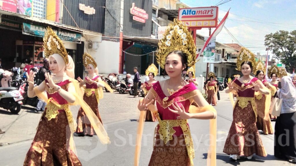 Tampilan peserta pawai budaya Nusantara Kelurahan Mojolangu mendapat apresiasi dari Camat Lowokwaru