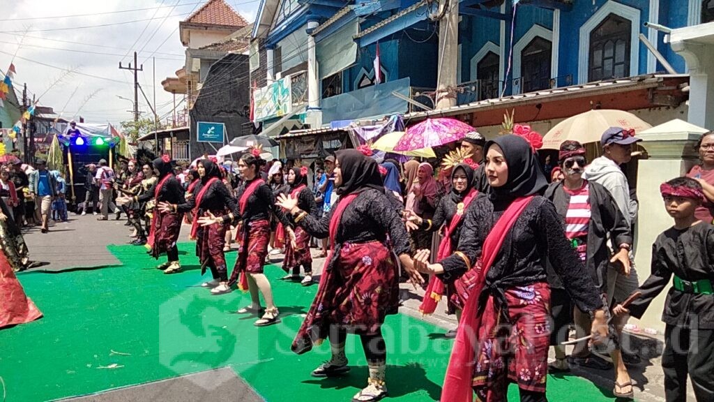 Tari Sakerah penampilan atraksinya didepan panggung utama