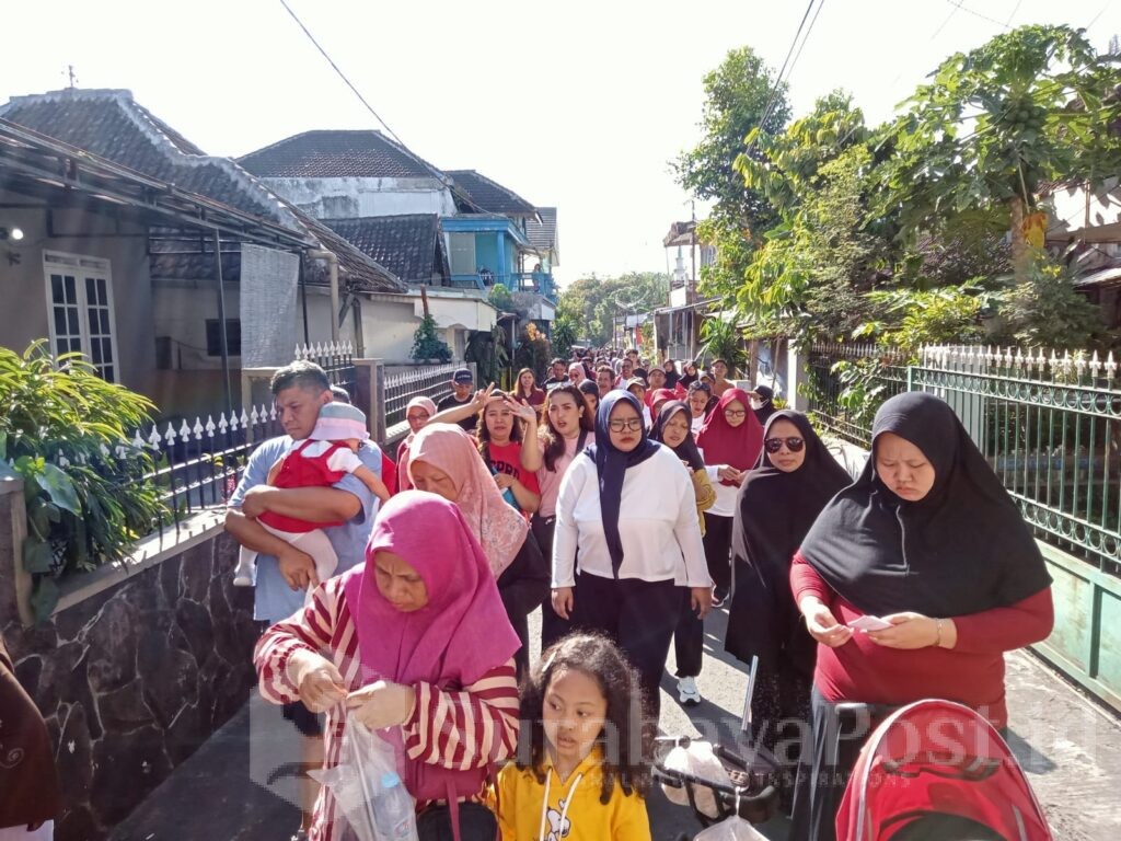 Kegiatan jalan sehat dimulai pukul 07.00 WIB dengan penuh antusias