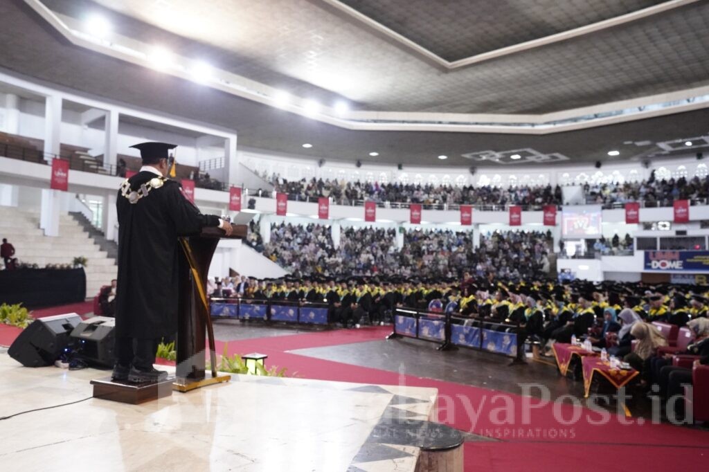Rektor UMM, Prof.Dr. Nazaruddin Malik, M.Si memberikan sambutan dalam acara wisuda. (Foto. Humas UMM).