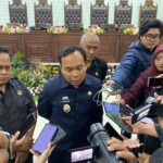 Wakil Wali Kota Malang, Ali Muthohirin memberikan keterangan usai rapat paripurna, Kamis (11/9/2025).