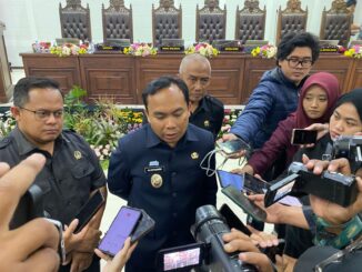 Wakil Wali Kota Malang, Ali Muthohirin memberikan keterangan usai rapat paripurna, Kamis (11/9/2025).