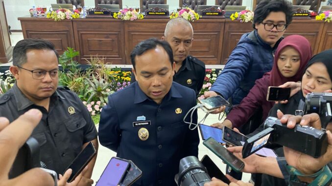 Wakil Wali Kota Malang, Ali Muthohirin memberikan keterangan usai rapat paripurna, Kamis (11/9/2025).