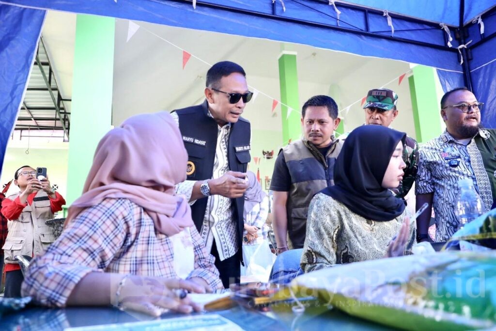 Wali Kota Wahyu Hidayat saat meninjau gerakan pangan murah di Tunggul Wulung, Lowokwaru, Minggu 7 September 2025. (Sumber Prokompim).