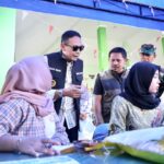 Anggota DPRD Kota Malang, Ginanjar Yoni Wardoyo bersama Walikota Wahyu Hidayat saat memantau gerakan pangan murah di Tunggul Wulung, Minggu (7/9/2025).