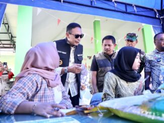 Anggota DPRD Kota Malang, Ginanjar Yoni Wardoyo bersama Walikota Wahyu Hidayat saat memantau gerakan pangan murah di Tunggul Wulung, Minggu (7/9/2025).