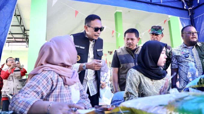 Anggota DPRD Kota Malang, Ginanjar Yoni Wardoyo bersama Walikota Wahyu Hidayat saat memantau gerakan pangan murah di Tunggul Wulung, Minggu (7/9/2025).