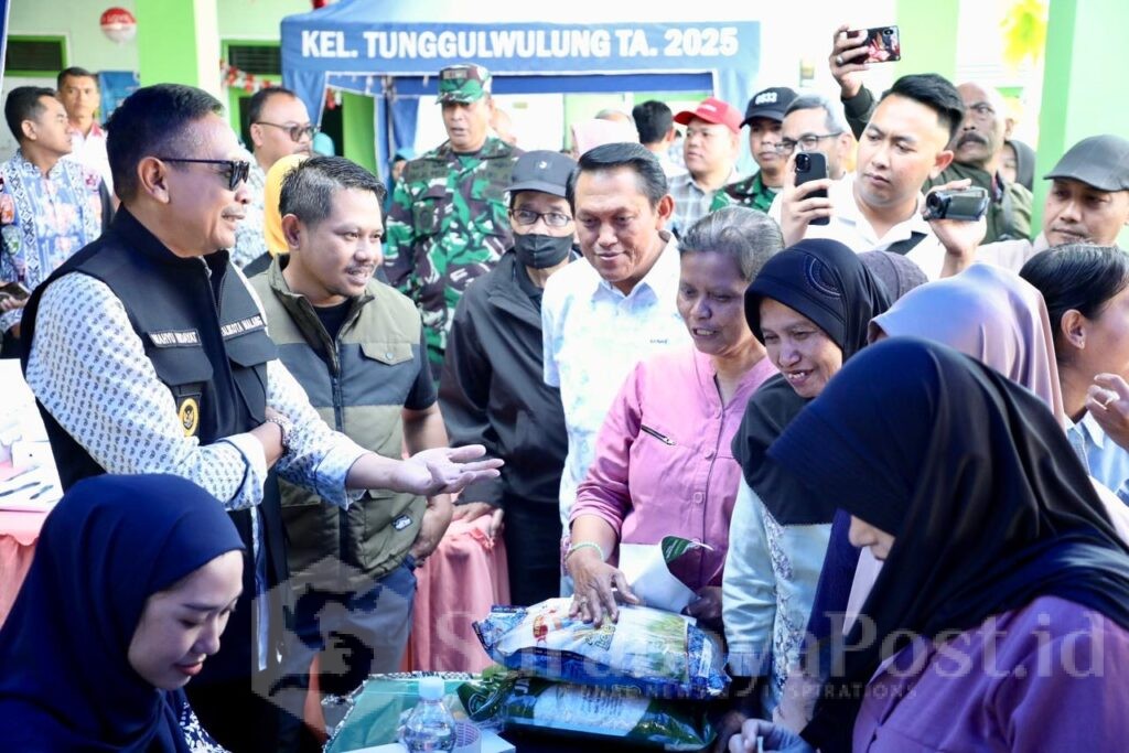 Wali Kota Wahyu Hidayat saat meninjau gerakan pangan murah di Tunggul Wulung, Lowokwaru, Minggu 7 September 2025. (Sumber Prokompim).