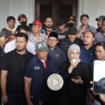 Ketua DPRD Kota Malang Amithya Ratnanggani Sirraduhita bersama sejumlah Ketua Fraksi menemui para mahasiswa, Senin (1/9/2025).