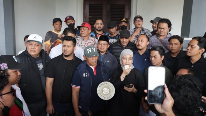 WhatsApp Image 2025-09-01 at 18.13.04 Ketua DPRD Kota Malang Amithya Ratnanggani Sirraduhita bersama sejumlah Ketua Fraksi menemui para mahasiswa, Senin (1/9/2025).