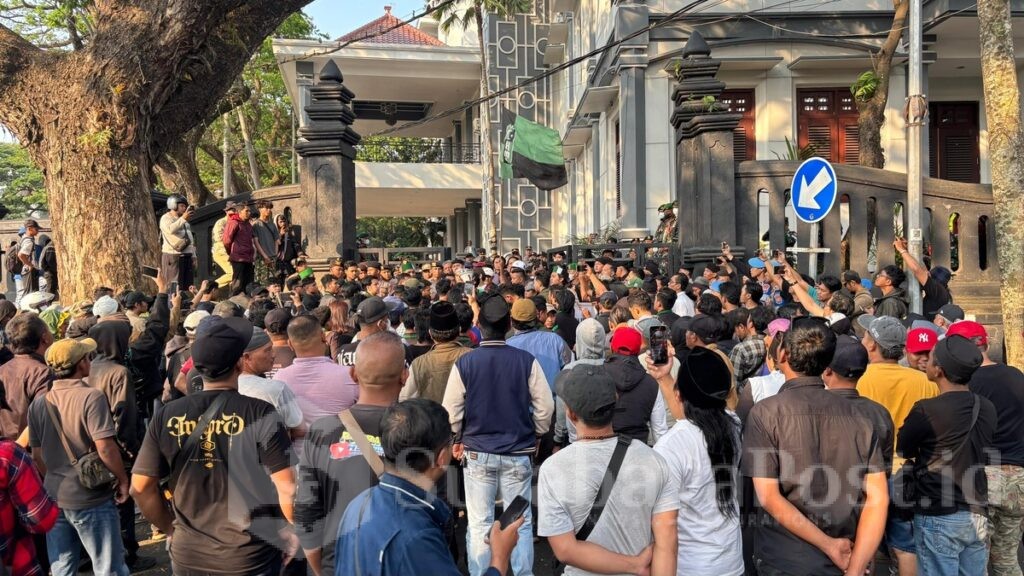 Aksi Unjuk Rasa HMI di DPRD Kota Malang Berlangsung Damai dan Tertib.