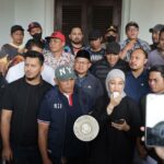 Ketua DPRD Kota Malang Amithya Ratnanggani Sirraduhita bersama sejumlah Ketua Fraksi menemui para mahasiswa, Senin (1/9/2025).