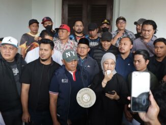 Ketua DPRD Kota Malang Amithya Ratnanggani Sirraduhita bersama sejumlah Ketua Fraksi menemui para mahasiswa, Senin (1/9/2025).