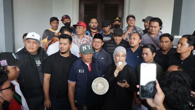 WhatsApp Image 2025-09-01 at 20.45.54 Ketua DPRD Kota Malang Amithya Ratnanggani Sirraduhita bersama sejumlah Ketua Fraksi menemui para mahasiswa, Senin (1/9/2025).