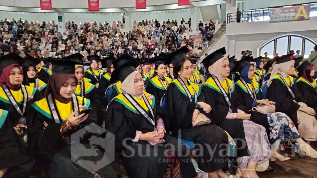 Suasana haru menyelimuti Wisuda Universitas Muhammadiyah Malang yang digelar di Dome UMM pada Selasa, 2 September 2025.