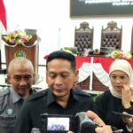 Walikota Wahyu Hidayat dan Ketua DPRD Kota Malang, Amithya Ratnanggani Sirraduhita memberikan keterangan kepada wartawan