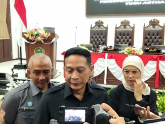 Walikota Wahyu Hidayat dan Ketua DPRD Kota Malang, Amithya Ratnanggani Sirraduhita memberikan keterangan kepada wartawan