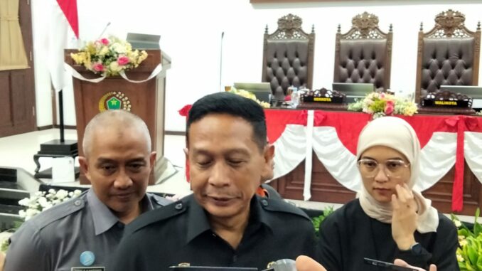 WhatsApp Image 2025-09-02 at 18.23.15 Walikota Wahyu Hidayat dan Ketua DPRD Kota Malang, Amithya Ratnanggani Sirraduhita memberikan keterangan kepada wartawan