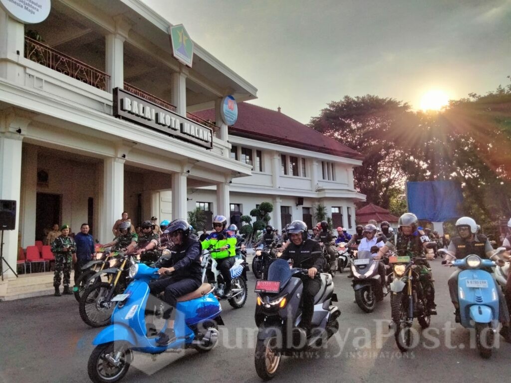 Usai apel, Wahyu bersama Wakil Wali Kota Malang Ali Muthohirin, Kapolresta Malang Kota Kombes Pol Nanang Haryono, TNI, ASN, dan para pengemudi ojol bergerak patroli menggunakan kendaraan roda dua.
