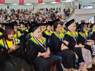 Dari ribuan wisudawan, salah satu wisudawati tampak menyeka tetesan air mata. Dari informasi yang didapat, dia adalah wisudawati bernama Putri.