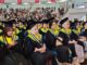 Dari ribuan wisudawan, salah satu wisudawati tampak menyeka tetesan air mata. Dari informasi yang didapat, dia adalah wisudawati bernama Putri.