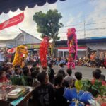 Barongsai, salah satu atraksi yang peserta karnaval RW 4 Tanjungrejo yang mendapat sambutan luar biasa dari masyarakat.