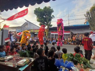 Barongsai, salah satu atraksi yang peserta karnaval RW 4 Tanjungrejo yang mendapat sambutan luar biasa dari masyarakat.