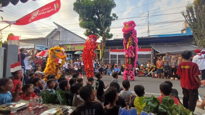 WhatsApp Image 2025-09-04 at 08.40.30 Barongsai, salah satu atraksi yang peserta karnaval RW 4 Tanjungrejo yang mendapat sambutan luar biasa dari masyarakat.