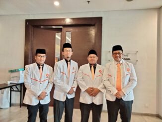 Trio Agus Purwono (dua dari kanan) pose bersama Ketua DPD PKS Kota Malang terpilih dan Indra Bayu serta pengurus PKS.