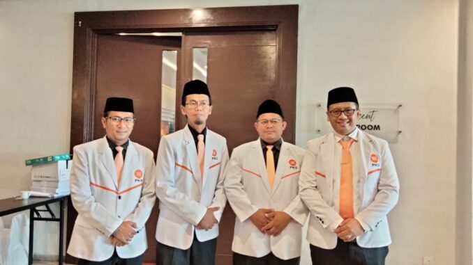 Trio Agus Purwono (dua dari kanan) pose bersama Ketua DPD PKS Kota Malang terpilih dan Indra Bayu serta pengurus PKS.