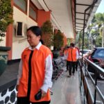 DITUNDA - Ketiga terdakwa saat meninggalkan ruang sidang Garuda PN Kota Malang karena sidang putusan ditunda, Senin (8/9/2025).