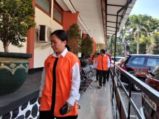 DITUNDA - Ketiga terdakwa saat meninggalkan ruang sidang Garuda PN Kota Malang karena sidang putusan ditunda, Senin (8/9/2025).