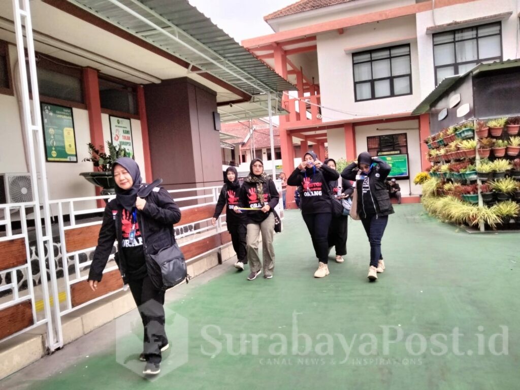 SBMI Jawa Timur usai memantau pelaksanaan sidang putusan yang akhirnya ditunda.