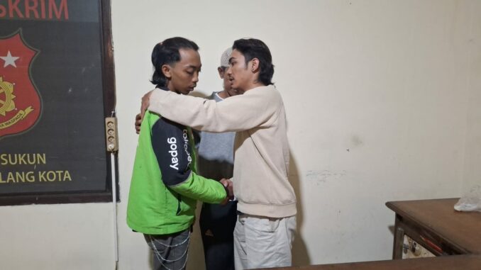 WhatsApp Image 2025-09-08 at 19.43.21 Polsek Sukun Damaikan Kesalahpahaman Jukir dan Ojol. (Foto. Humas Resta).