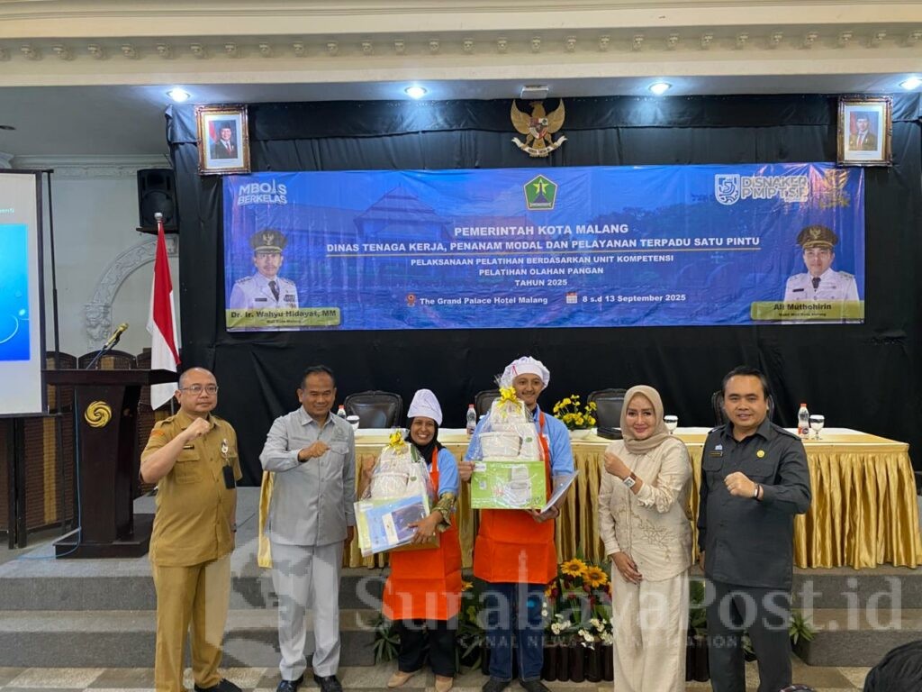 Ustadz Rokhmad (dua dari kiri) dan Kepala Disnaker PMPTSP Kota Malang, Arif Tristyawan (kanan) pose bersama perwakilan peserta