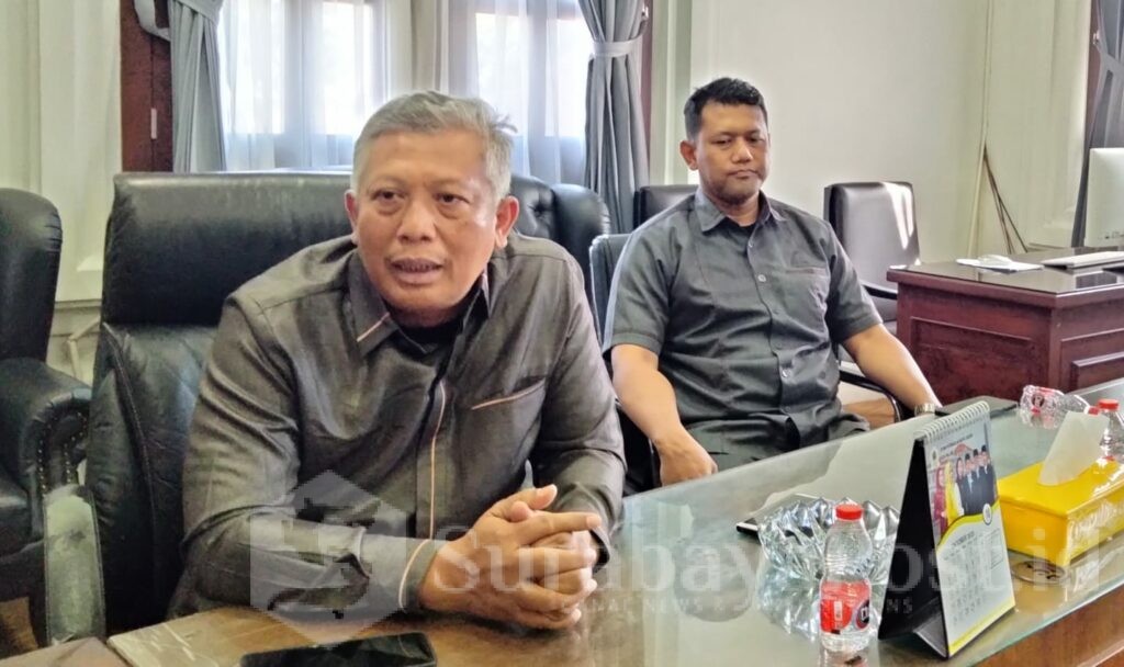 Asmualik, anggota Komisi D DPRD Kota Malang saat menemui awak pesawat