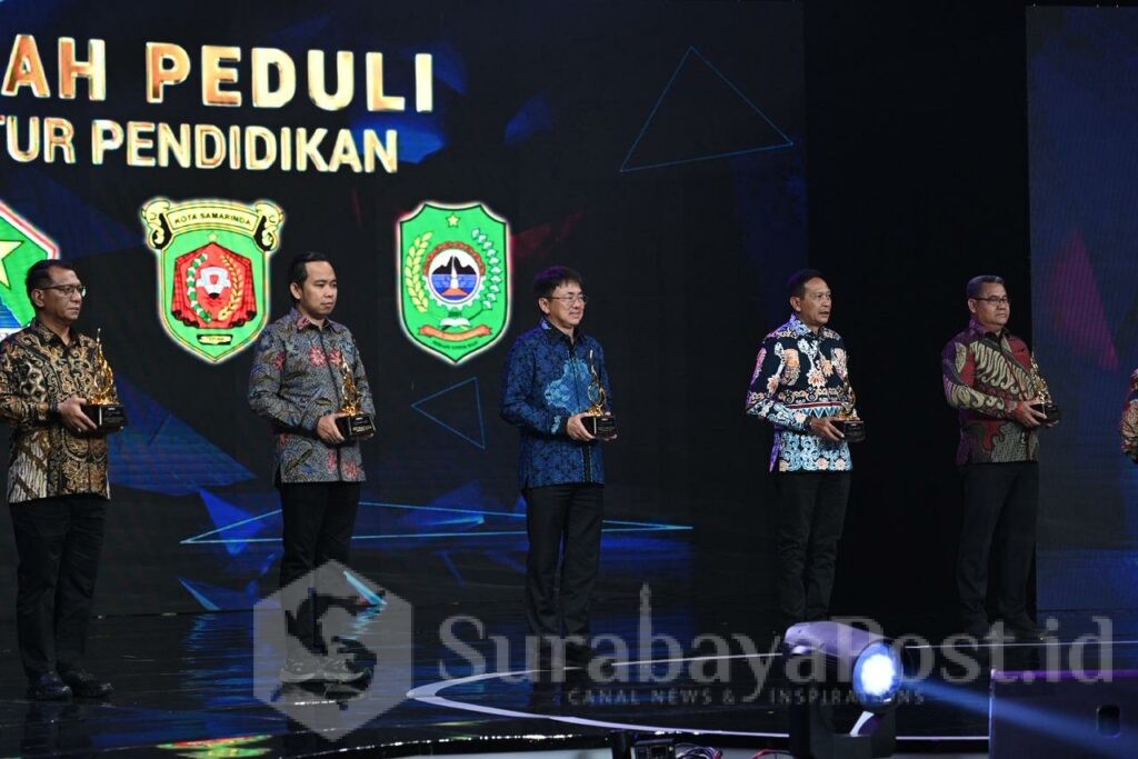 Penghargaan dalam kategori daerah peduli akses dan infrastruktur pendidikan ini diserahkan oleh Mendikdasmen Abdul Mu’ti. (Sumber Prokompim).