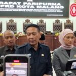 Wali Kota Malang, Wahyu Hidayat memberikan keterangan usai rapat paripurna, Jumat (12/9/2025).