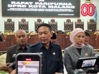 Wali Kota Malang, Wahyu Hidayat memberikan keterangan usai rapat paripurna, Jumat (12/9/2025).