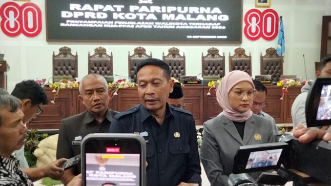 Wali Kota Malang, Wahyu Hidayat memberikan keterangan usai rapat paripurna, Jumat (12/9/2025).