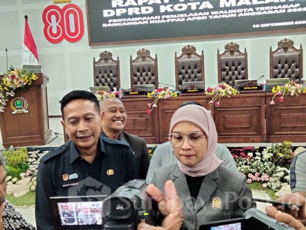 Ketua DPRD Kota Malang, Amithya Ratnanggani Sirraduhita memberikan keterangan kepada wartawan usai rapat paripurna.