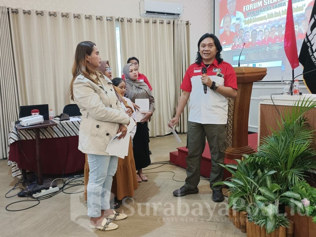Isa Kristina dan Maya Tri Utami saat mengadu ke LIRA Malang