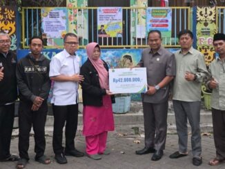 Penyerahan santunan BPJS Ketenagakerjaan kepada istri Almarhum, semoga manfaat dan berkah. (istimewa).