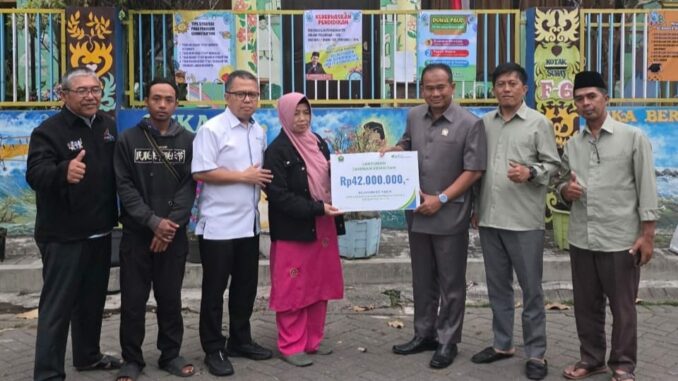 Penyerahan santunan BPJS Ketenagakerjaan kepada istri Almarhum, semoga manfaat dan berkah. (istimewa).