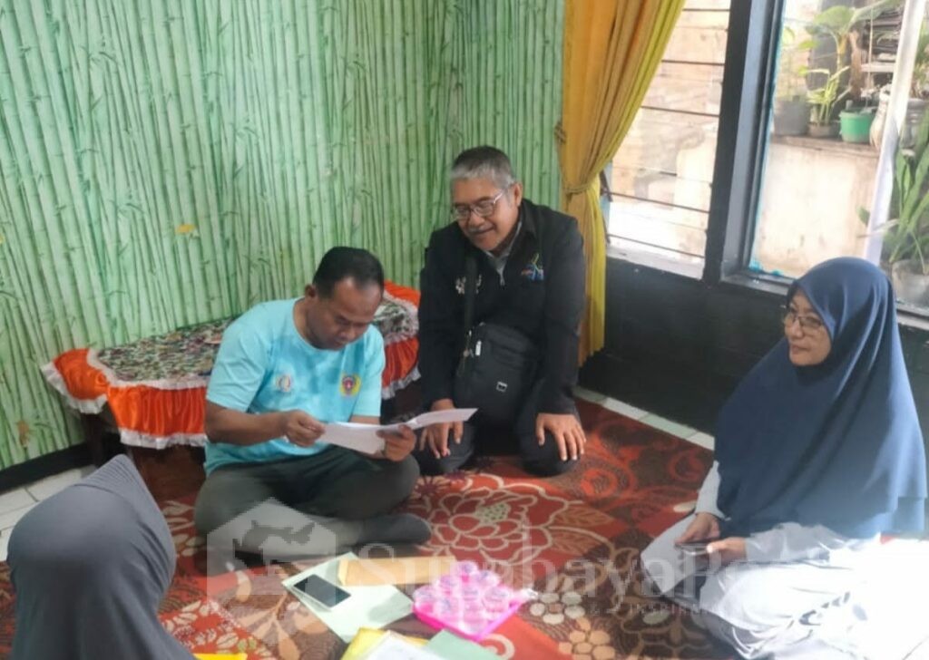 Proses pengawalan dan pemenuhan syarat syarat, ustadz dewan bersama Ketua RW 08. (ist).