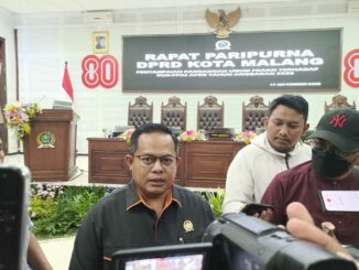Wakil Ketua II DPRD Kota Malang, Trio Agus Purwono memberikan keterangan usai rapat paripurna, Rabu (17/9/2025).