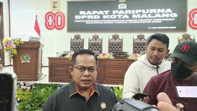 Wakil Ketua II DPRD Kota Malang, Trio Agus Purwono memberikan keterangan usai rapat paripurna, Rabu (17/9/2025).