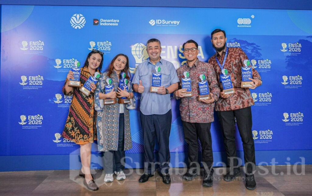 Pose bersama usai meraih penghargaan
