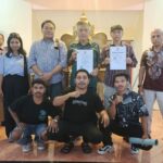 LEGALITAS: Dr. Cristea Frisdiantara dan pengurus PPLP PT-PGRI yang membawahi Unikama bersama advokat Sumardhan, SH, MH, menunjukkan legalitas kepengurusan, Kamis (18/9/2025) siang.