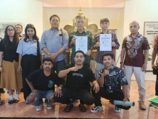 LEGALITAS: Dr. Cristea Frisdiantara dan pengurus PPLP PT-PGRI yang membawahi Unikama bersama advokat Sumardhan, SH, MH, menunjukkan legalitas kepengurusan, Kamis (18/9/2025) siang.